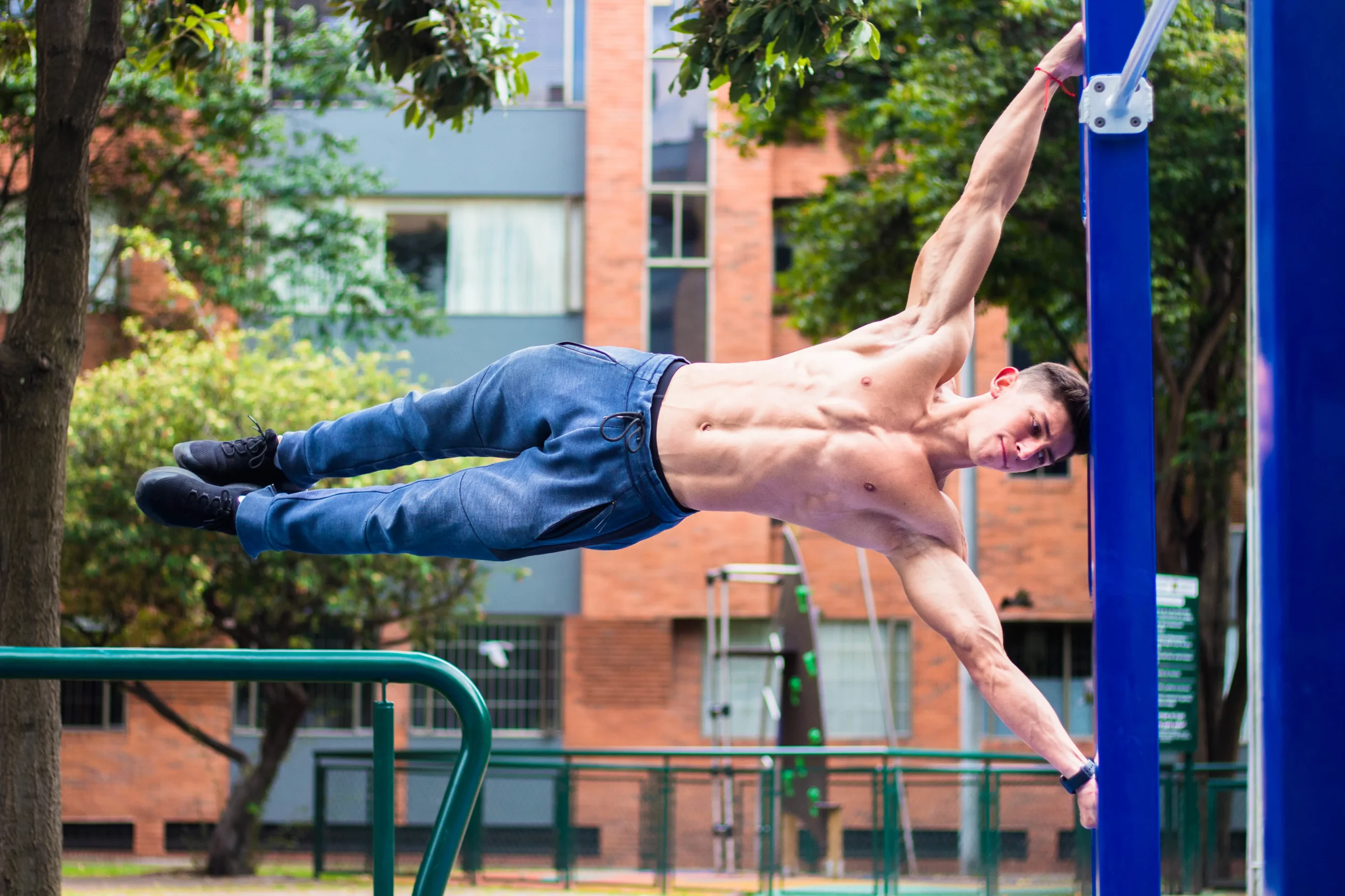 un homme qui fait le drapeau, human flag, en callisthénie