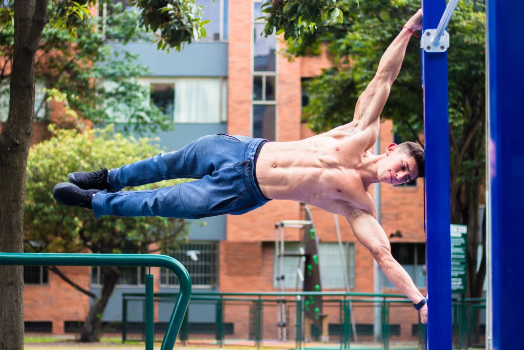 un homme qui fait le drapeau, human flag, en callisthénie