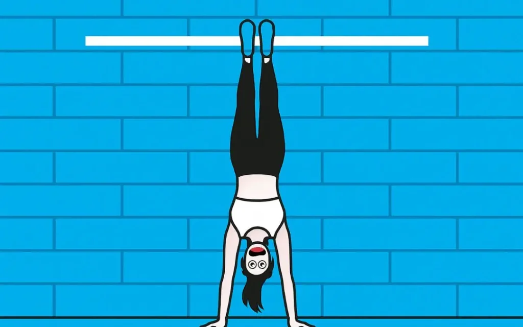 image d'une femme qui fait un handstand contre un mur
