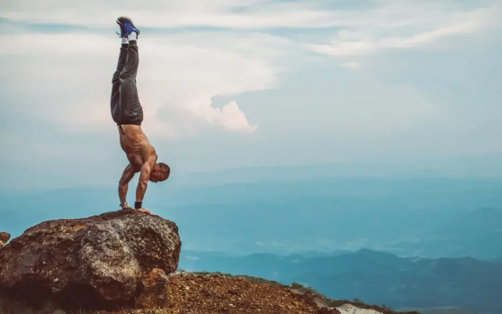 Handstand : position d'équilibre sur les mains