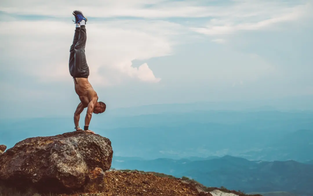 Athlète en handstand, équilibre sur les mains en callisthénie