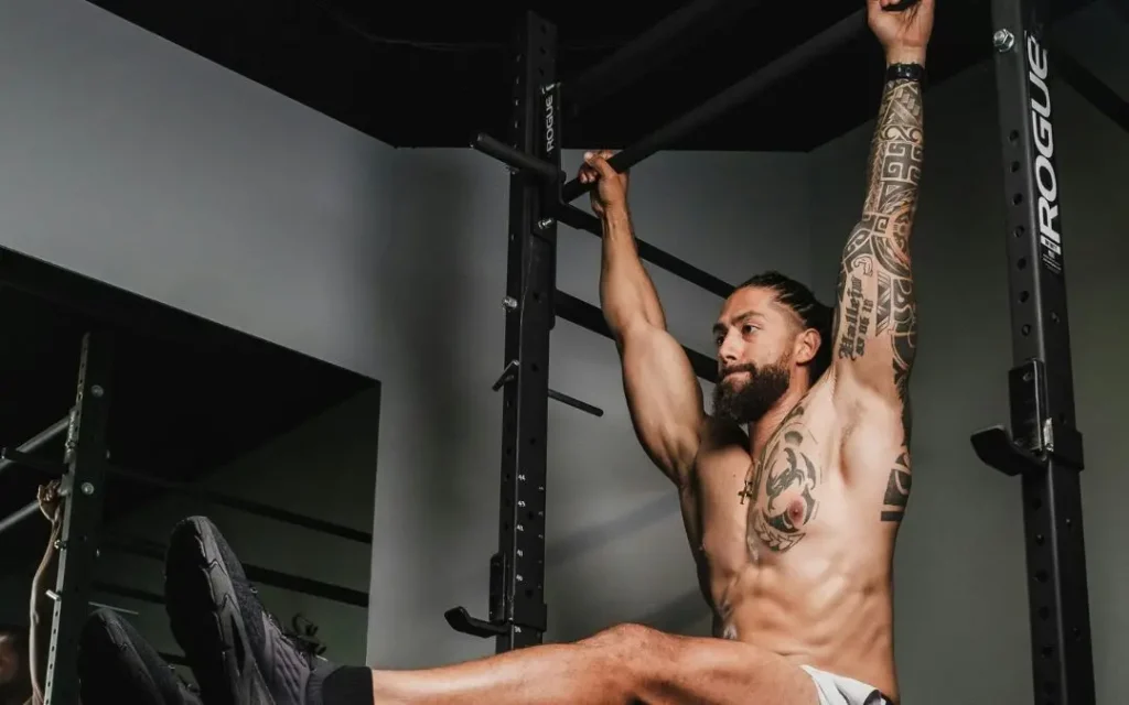 un homme qui s'entraine en callisthénie